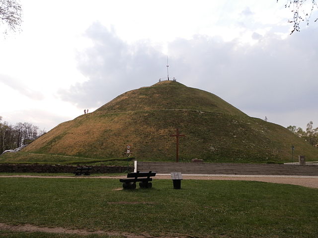 640px-Piłsudski_Mound
