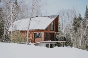 drewniany dom przysypany śniegiem