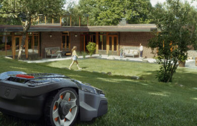 robot koszący kosi trawę przed domem