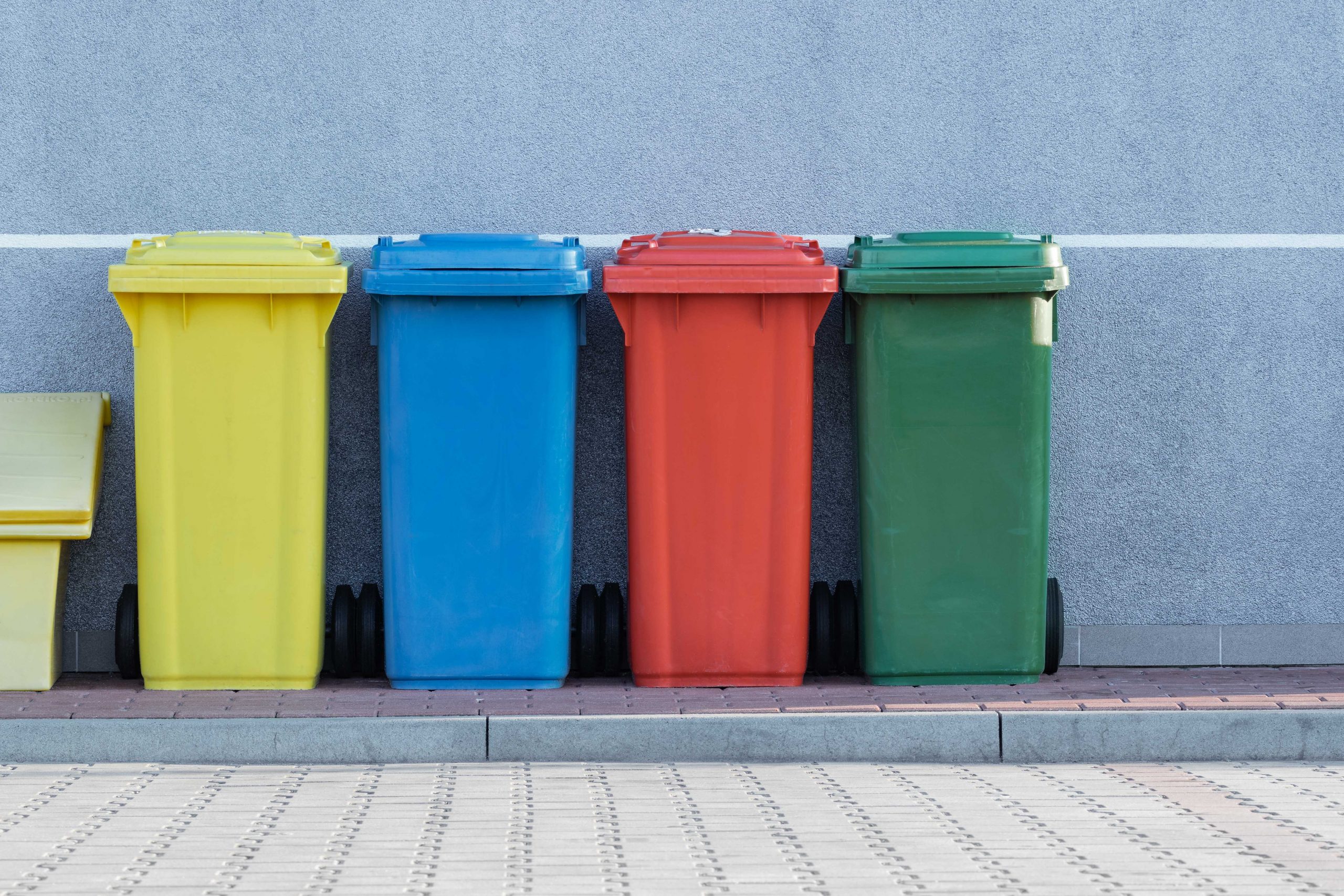 Wynajem kontenerów na odpady – kiedy warto je wybrać?